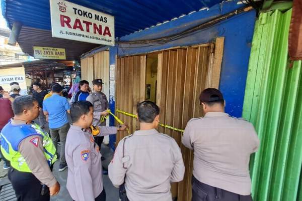 DIPASANG GARIS POLISI: Toko emas di kawasan Pasar Sudimampir yang dibobol pencuri. | Foto: Wahyu Ramadhan/Radar Banjarmasin