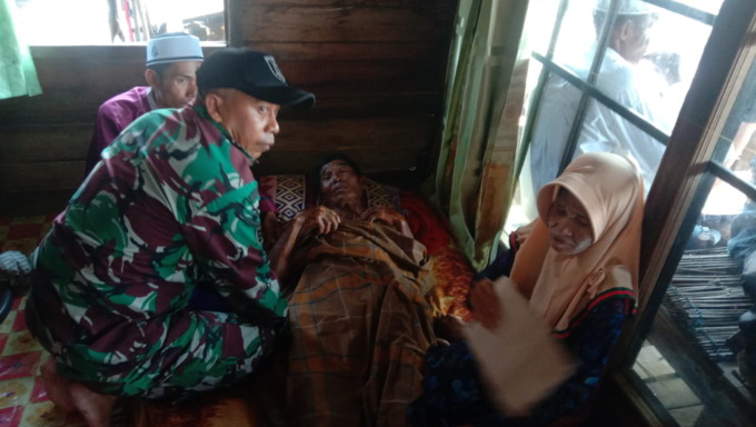 MASIH LEMAS: Ditemukan dalam keadaan selamat, dua nelayan Sungai Buluh masih dalam keadaan lemas. | FOTO: BABINSA FOR RADAR BANJARMASIN.