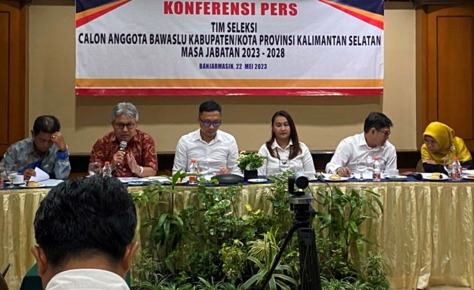 TIMSEL: Konferensi pers tim seleksi Bawaslu kabupaten dan kota di Banjarmasin, Senin (22/5). | FOTO: M OSCAR FRABY/RADAR BANJARMASIN