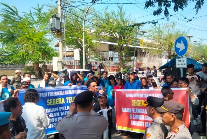 SAMPAIKAN ASPIRASI: Forpeban dan Pemuda Islam Kalsel menggelar unjuk rasa di depan Balai Kota, kemarin (22/5). | FOTO: WAHYU RAMADHAN/RADAR BANJARMASIN