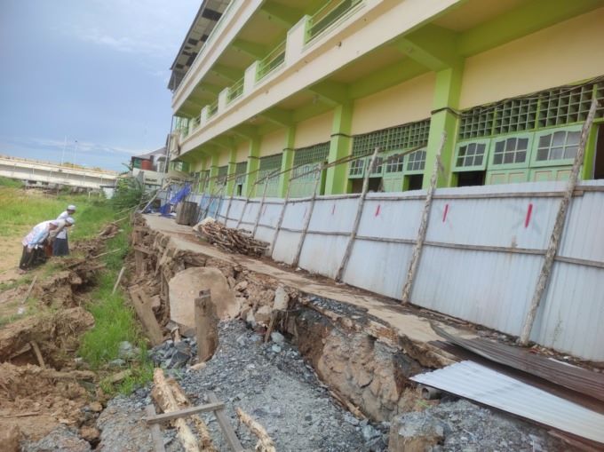 RETAK DAN AMBLES: Longsor di belakang Pondok Pesantren Darussalam Martapura, Ahad (4/6), yang semakin parah. | FOTO: SUTRISNO/RADAR BANJARMASIN