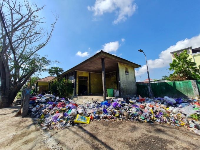 MASIH JADI PERSOALAN: Kondisi TPS 3R di ruas Jalan HKSN, belum lama tadi. Sampah yang ada di TPS ini kerap meluber hingga ke badan jalan. | FOTO: WAHYU RAMADHAN/RADAR BANJARMASIN