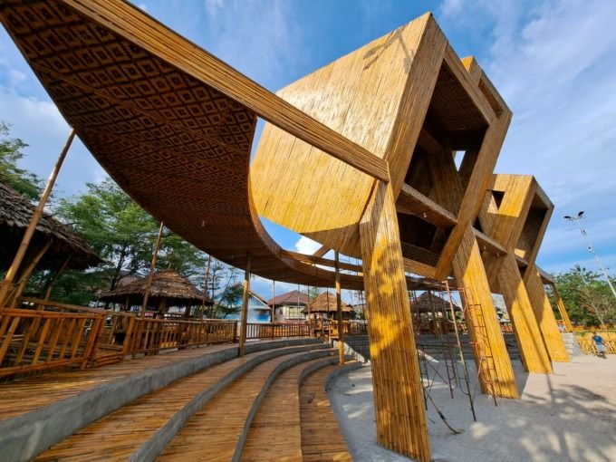 ARTISTIK: Ampiteater yang dibangun di bawah ornamen ketupat raksasa. Lokasi ini nantinya bisa dipakai untuk event seni budaya dan pariwisata di Banjarmasin. | FOTO: WAHYU RAMADHAN/RADAR BANJARMASIN