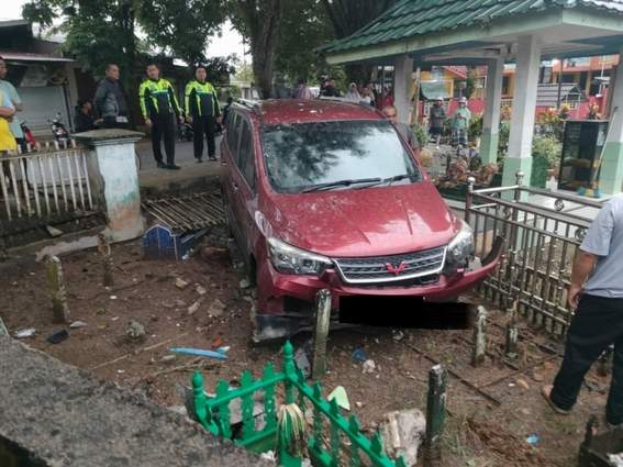 RUSAK : Mobil yang menerobos pagar kuburan di Desa Telaga Air Mata rusak bagian depan. : FOTO POLRES HST UNTUK RADAR BANJARMASIN.