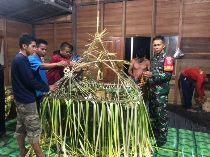 ARUH ADAT: Warga Dayak di Desa Pembakulan, Kecamatan Batang Alai Timur (BAT) melaksanakan aruh untuk mensyukuri hasil panen yang melimpah. | FOTO: KODIM HST FOR RADAR BANJARMASIN.