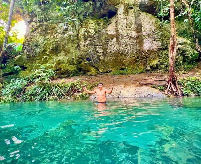 SEPERTI KACA: Lubuk Pandu masuk dalam aliran Sungai Lintingan. Berada di balik kantor Polsek Kelumpang Barat, Kabupaten Kotabaru. Pada akhir pekan, di sini selalu ramai pelancong. | FOTO: ZALYAN SHODIQIN ABDI/RADAR BANJARMASIN