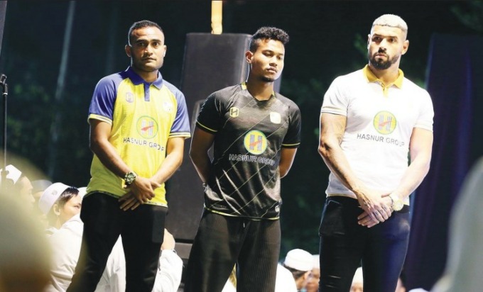 MENATAP MUSIM BARU: Selain perkenalan skuad pemain dan tim pelatih untuk musim 2023-2024, Barito Putera juga meluncurkan tiga jersey baru. | Foto: M IDRIS JIAN SIDIK/RADAR BANJARMASIN/RADAR BANJARMASIN