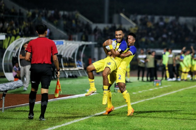 AWAL YANG MANIS: Barito Putera meraih mengalahkan Persita Tangerang dengan skor 2-0 di Stadion Demang Lehman, Martapura, Ahad (2/7) malam. | FOTO: M IDRIS JIAN SIDIK/RADAR BANJARMASIN