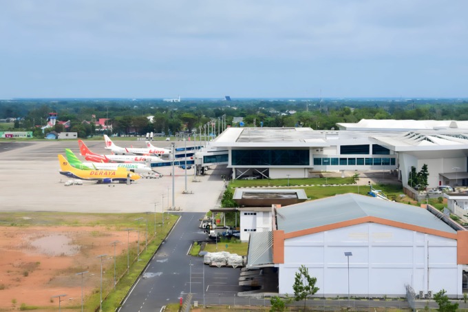 PESAWAT: Sejumlah maskapai di Bandara Internasional Syamsudin Noor, Banjarbaru sedang parkir menunggu jadwal penerbangan (FOTO: MEDIA CENTER BANJARBARU UNTUK RADAR BANJARMASIN)