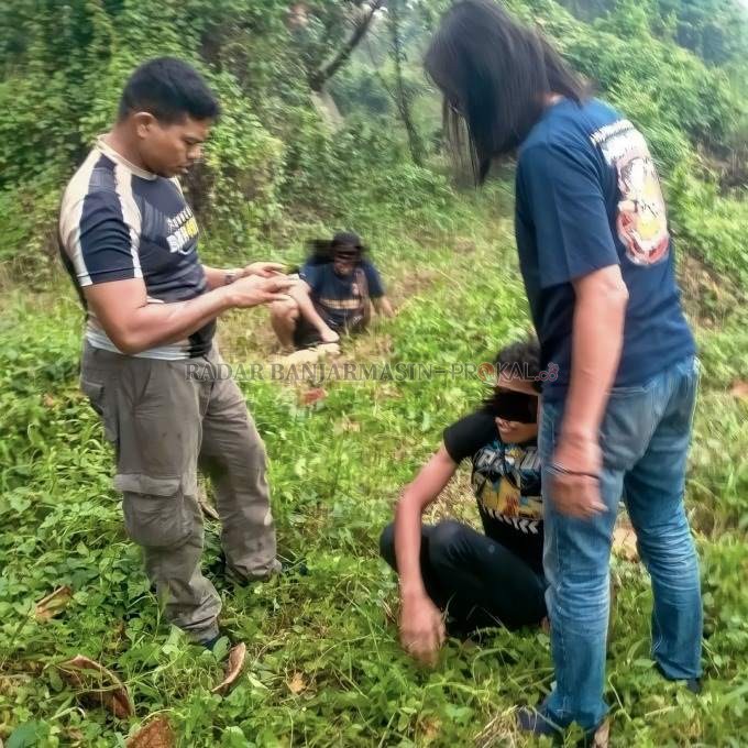 DIPERIKSA: Penyidik Polsek Liang Anggang mengintrogasi pelaku pembunuhan PSK di eks lokalisasi Pembatuan Landasan Ulin (FADLAN ZAKIRI/RADAR BANJARMASIN)