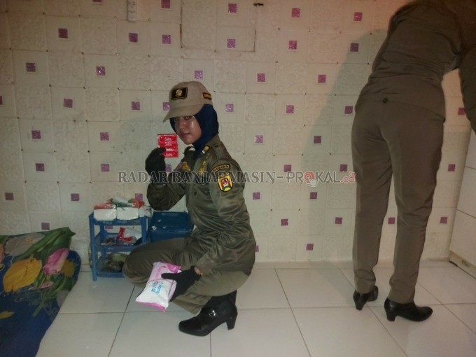 MASIH BERAKTIVITAS: Petugas Satpol-PP Kota Banjarbaru menemukan alat kontrasepsi dari salah satu rumah di kawasan Pembatuan pada razia 2 Mei 2023 lalu (FOTO: FADLAN ZAKIRI/RADAR BANJARMASIN)