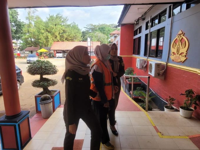 DITAHAN: AF (rompi) tersangka dugaan tipikor dana BOX Puskesmas Angsau digiring oleh petugas dari Kejari Tala ke Rutan Kelas IIB Pelaihari | Foto: Kejari Tala For Radar Banjarmasin