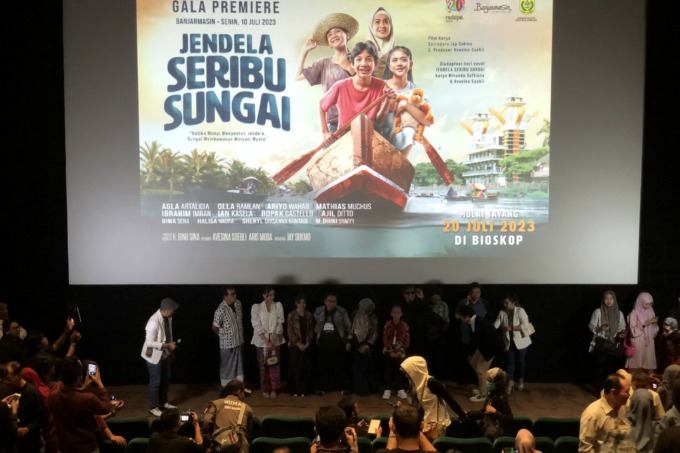 TAYANGAN PERDANA: Wali Kota Banjarmasin Ibnu Sina bersama sejumlah artis yang mengisi film Jendela Seribu Sungai (JSS). Foto diambil ketika premiere film Rp6,6 miliar itu ditayangkan pada 10 Juli tadi. | FOTO: TIA LALITA NOVITRI/RADAR BANJARMASIN