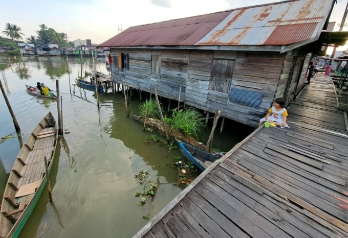 TERDAMPAK: Potret salah satu sudut RT 13, kawasan Murung Selong, Kelurahan Sungai Lulut, kemarin (23/7). Di kawasan ini ada sebanyak 24 rumah warga yang terdampak langsung proyek Jembatan Jalan Pramuka-Sungai Gampa. | FOTO: WAHYU RAMADHAN/RADAR BANJARMASI