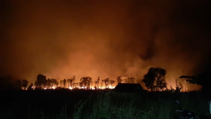 MENYALA-NYALA: Kebakaran hutan semakin mendekati permukiman warga di ujung Jalan Guntung Manggis. FOTO: SHEILA UNTUK RADAR BANJARMASIN