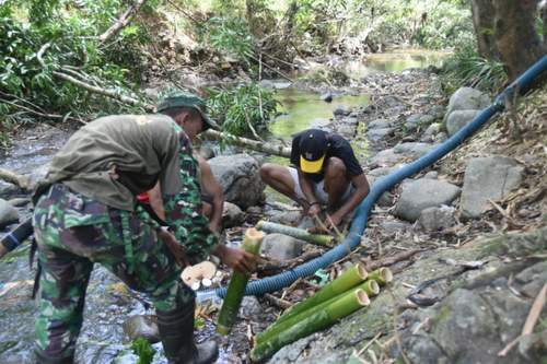 MASAK : Satgas TMMD ke-117 Kodim 1003/HSS bersama warga memasak makana khas warga . FOTO PENDIM 1003