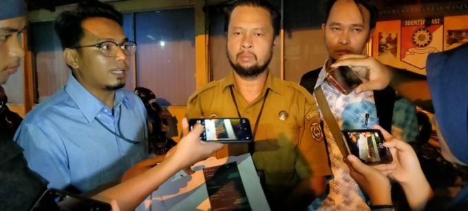 MEMBANTAH: Orang tua MR, Faisal Akly dan kuasa hukumnya, Kurniawan ketika berada di Mapolresta Banjarmasin. | FOTO: MAULANA/RADAR BANJARMASIN