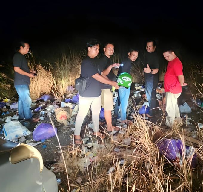 DITANGKAP: Pelaku berinisial MHJ (38) saat diminta tim Sat Reskrim Polres Banjarbaru mencari helm ojol yang dipakai untuk mencuri di rumah mertuanya pada Kamis (3/8) dini hari | FOTO: POLRES BANJARBARU UNTUK RADAR BANJARMASIN
