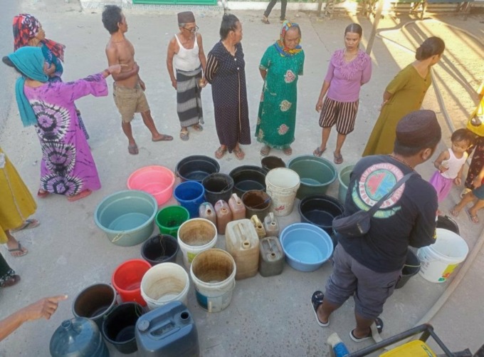 TERIMA KASIH RELAWAN: Warga Desa Limamar, Kabupaten Banjar, ngantre pembagian air bersih yang didistribusikan relawan EBR. | FOTO: RELAWAN EBR