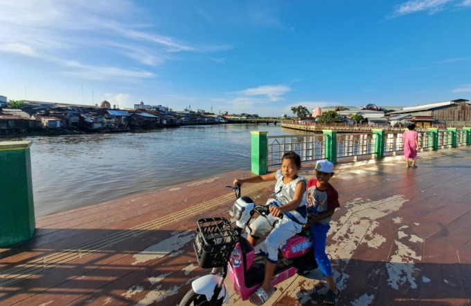 KONTRAS: Sama-sama bersisian dengan alur Sungai Martapura, pemandangan kawasan Pasar Harum Manis (kiri) dan Muara Kelayan (kanan) tampak berbeda. | FOTO: WAHYU RAMADHAN/RADAR BANJARMASIN