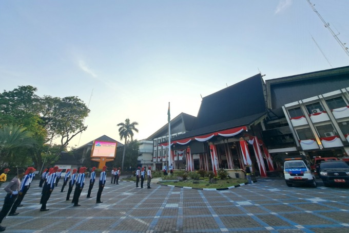 BAKAL DIBENAHI: Potret gedung Balai Kota, di Jalan RE Martadinata, kemarin (11/8). Wali Kota Banjarmasin Ibnu Sina menginginkan adanya pembangunan gedung baru. | FOTO: WAHYU RAMADHAN/RADAR BANJARMASIN