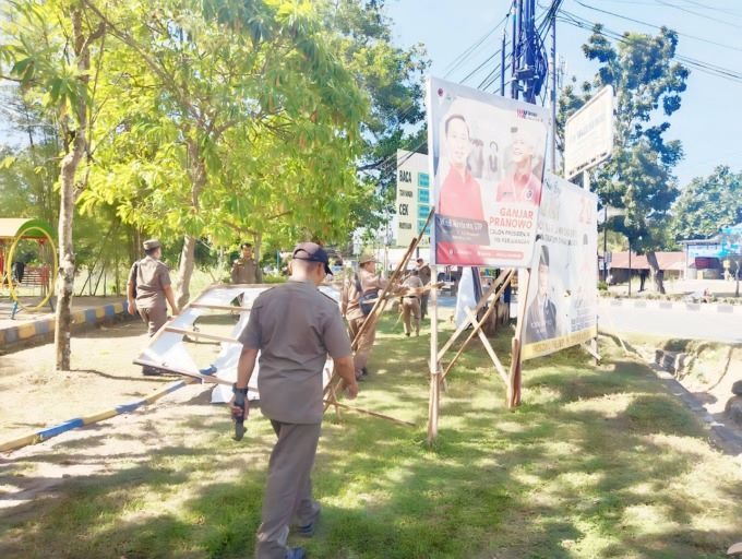 DIKENAKAN PAJAK: Spanduk Bacaleg yang dirapikan Satpol-PP Kota Banjarbaru akibat berada di area RTH | Foto: FADLAN ZAKIRI/RADAR BANJARMASIN