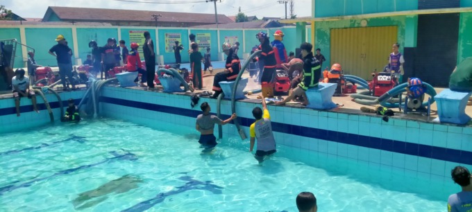 DISEDOT: Sejumlah mesin pompa pemadam kebakaran menyedot air di kolam renang pelajar Mulawarman. | FOTO: Lana/Radar Banjarmasin