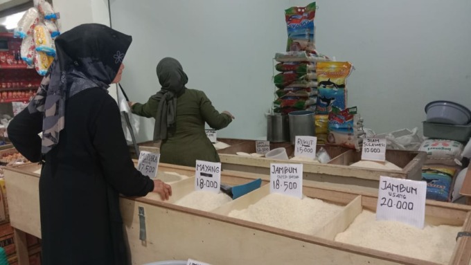 TURUN HARGA: Harga beras lokal di Kota Banjarbaru sudah mulai mengalami penurunan. | FOTO: FADLAN ZAKIRI/RADAR BANJARMASIN