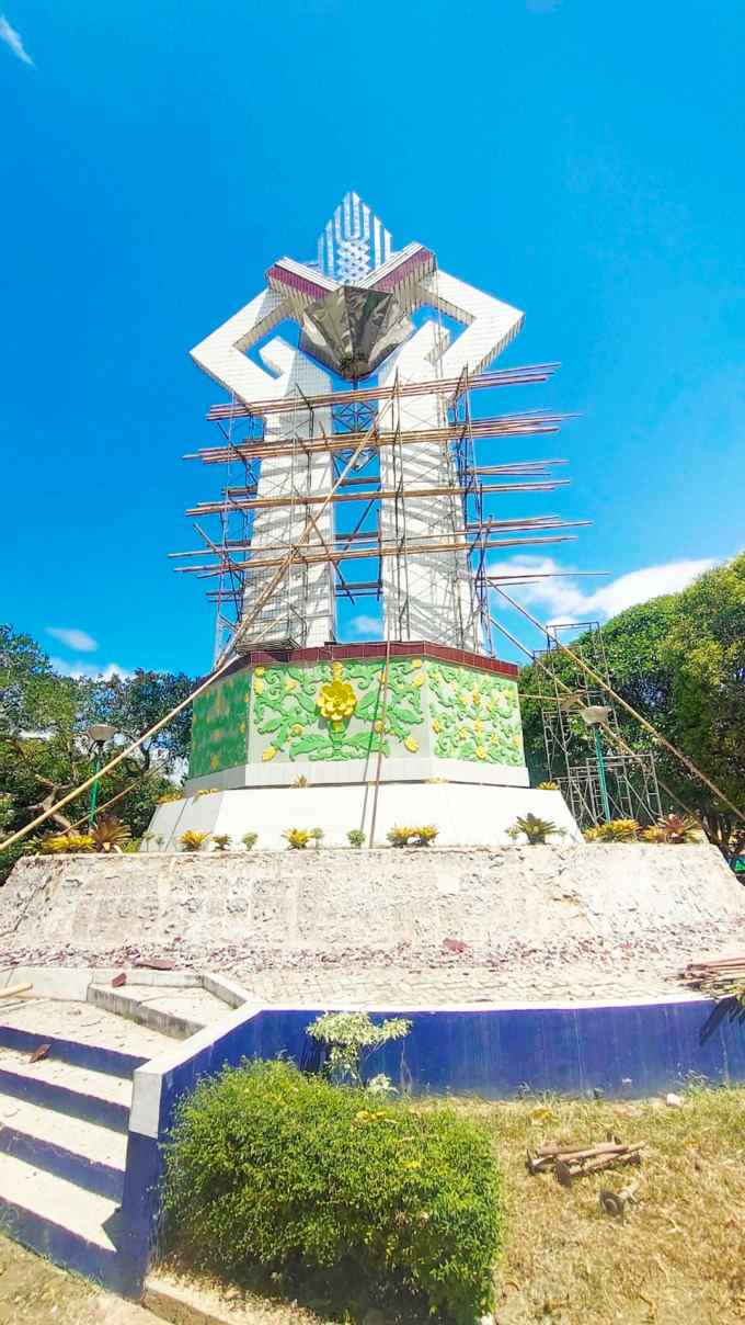 PROYEK: Aktivitas pengerjaan proyek trotoar di sekitaran Tugu Selamat Datang Martapura, Kamis (24/8) siang. | FOTO: BAYU RADAR BANJARMASIN