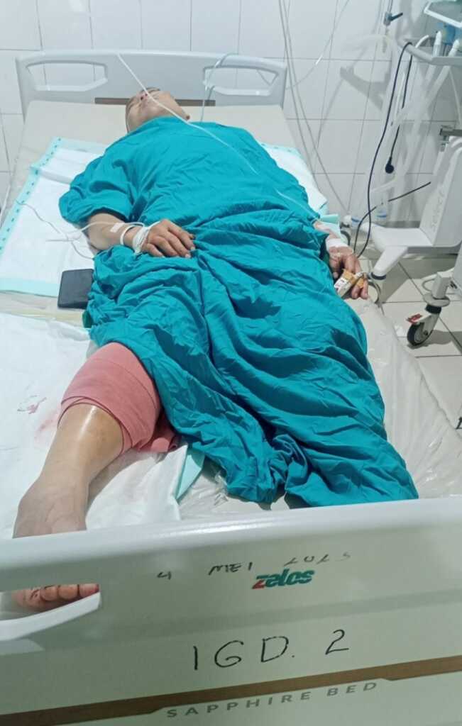 PERAWATAN: Xu Ming, 42 tahun, dirawat di Klinik Suaka Insan Magalau, Kotabaru. TKA Cina itu dikeroyok tiga pria, Kamis (24/8) malam. | FOTO: POLRES KOTABARU