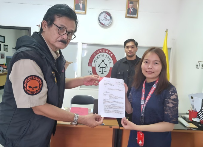 SURAT LAPORAN: Ayah JF, Agus Mahdi bersama kuasa hukumnya Henry Maria Ulfah. | FOTO: M FADLAN ZAKIRI/RADAR BANJARMASIN