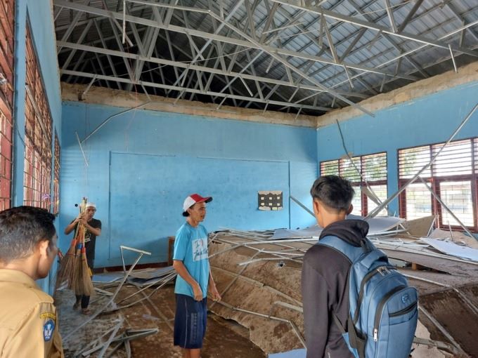 BERSERAKAN: Hadi Salim, salah seorang guru SMPN 3 BATI-BATI menunjukkan kondisi ruang kelas VII yang plafonnya ambruk pada Senin (28/8) siang. | Foto: Norsalim Yahya/Radar Banjarmasin