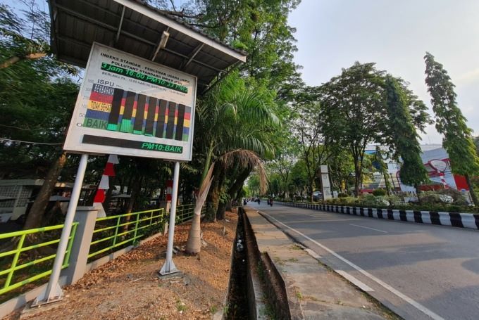KONDISI UDARA: Berpatokan dengan alat pengukur udara yang dipasang di Jalan Lambung Mangkurat ini, DLH Banjarmasin mengklaim udara di Kota Banjarmasin beberapa hari ini masih baik dan berada di kategori sedang. | FOTO: WAHYU RAMADHAN/RADAR BANJARMASIN