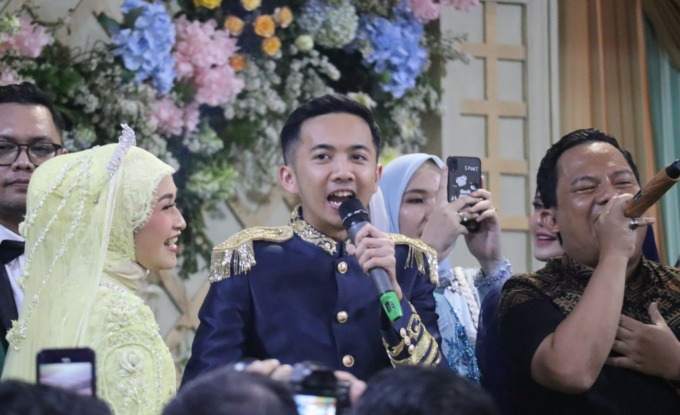 PESTA: Haji Danu menyanyi bersama Wali Band dalam pesta perkawinannya, Ahad (3/9). | FOTO: RASIDI FADLY/RADAR BANJARMASIN