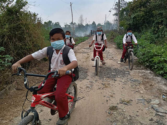 PAKAI MASKER: Tampak langit Banjarmasin yang kelabu akibat kabut asap kiriman. | FOTO: WAHYU RAMADHAN/RADAR BANJARMASIN