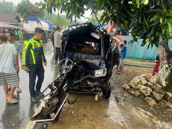 RINGSEK: Mobil pikap yang dikemudikan Maserani rusak parah setelah menabrak truk fuso. | FOTO: POLRES HST
