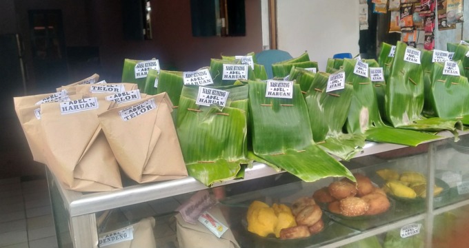 Pedagang nasi kuning di kawasan Pasar Lama. | FOTO: MAULANA/RADAR BANJARMASIN