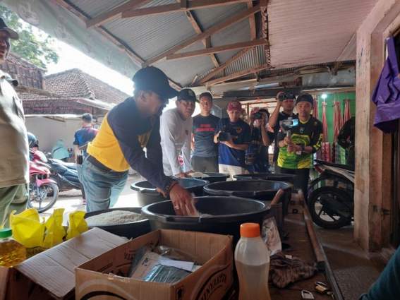 INTERAKSI : Pj Bupati Tala H Syamsir Rahman berbincang-bincang dengan pedagang beras di Pasar Tapandang Berseri Pelaihari, Jumat (22/9) pagi. | Foto: Norsalim Yahya/Radar Banjarmasin
