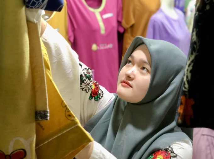 PEDAGANG KONVENSIONAL: Salah seorang pedagang pakaian di Pasar Sudimampir, Banjarmasin Tengah. Pengakuan pedagang, pembeli makin sepi sejak tren live TikTok Shop. | FOTO: TIA LALITA NOVITRI/RADAR BANJARMASIN