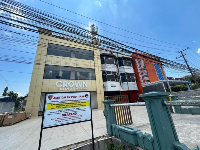 DISITA: Ruko Crown di Jalan A Yani Km 4,5 Banjarmasin yang diduga terkait kasus pencucian uang dari bisnis narkoba Fredy Pratama telah disita polisi. | FOTO: M OSCAR FRABY/RADAR BANJARMASIN