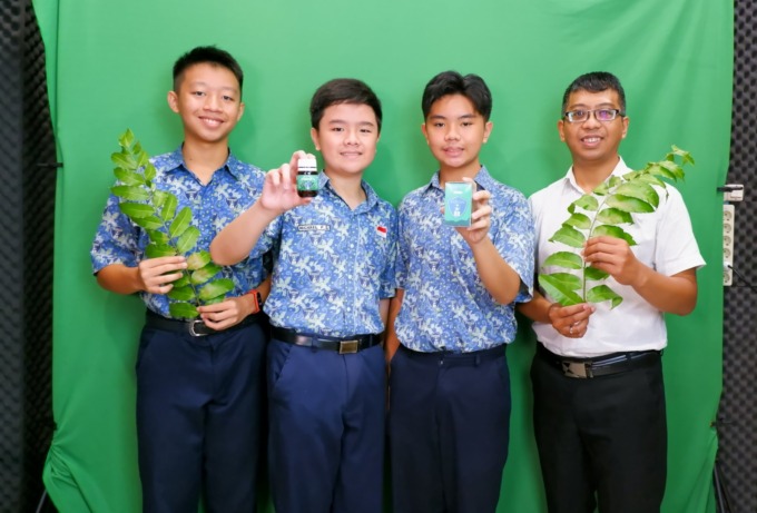 INSPIRATIF: Andreas bersama ketiga siswanya Alfanno, Marvello, dan Michael. | FOTO: ANDREAS FEBRI KRIS KURNIADI UNTUK RADAR BANJARMASIN