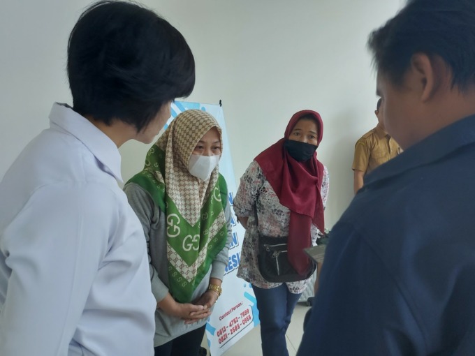 BERHASIL KABUR: R dan M ditemui Satgas PPMI ketika tiba di Bandara Syamsudin Noor Banjarbaru, kemarin pagi. | FOTO: M FADLAN ZAKIRI/RADAR BANJARMASIN