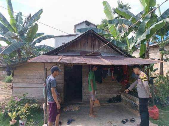 KEMALINGAN: Anggota Polsek Kelumpang Hilir, Kotabaru menunjukkan tempat hilangnya sepeda motor Honda Scoopy.