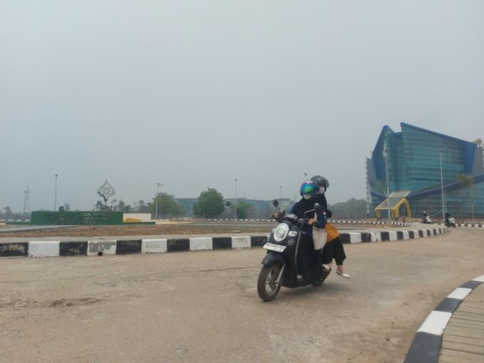 TETAP KULIAH: Meski dikepung kabut asap, perkuliahan di UIN Antasari masih memakai sistem tatap muka. | FOTO: FADLAN ZAKIRI/RADAR BANJARMASIN