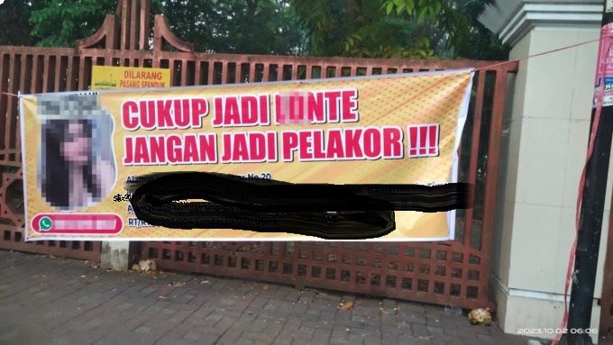 TIDAK ETIS: Beredar di grup Whatsapp foto spanduk bertuliskan kurang sopan diduga terpasang di pagar Masjid Raya Sabilal Muhtadin Banjarmasin, Senin (2/10)