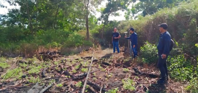 MEMERIKSA: Petugas Satreskrim Polres Banjarbaru melakukan penyelidikan ke lokasi Karhutla yang menjerat S di Kecamatan Landasan Ulin, beberapa waktu lalu. | FOTO: POLRES BANJARBARU UNTUK RADAR BANJARMASIN