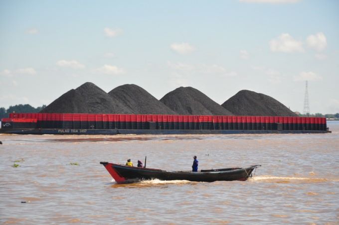 EMAS HITAM: Tongkang berisi batu bara melintas di perairan Barito. Emas hitam ini masih menjadi primadona untuk impor Kalsel. | FOTO: ARIF SUBEKTI/RADAR BANJARMASIN