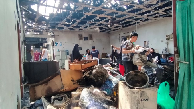 SISA ARANG: Korban kebakaran di Gang Istiqomah membersihkan puingpuing dari sisa rumah mereka. | FOTO: MAULANA/RADAR BANJARMASIN