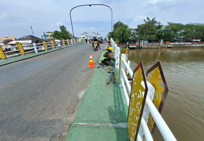 AKSESORI: Ujung perisai yang runcing ini dianggap netizen berbahaya. PUPR berjanji akan merapikannya. | FOTO: WAHYU RAMADHAN/RADAR BANJARMASIN
