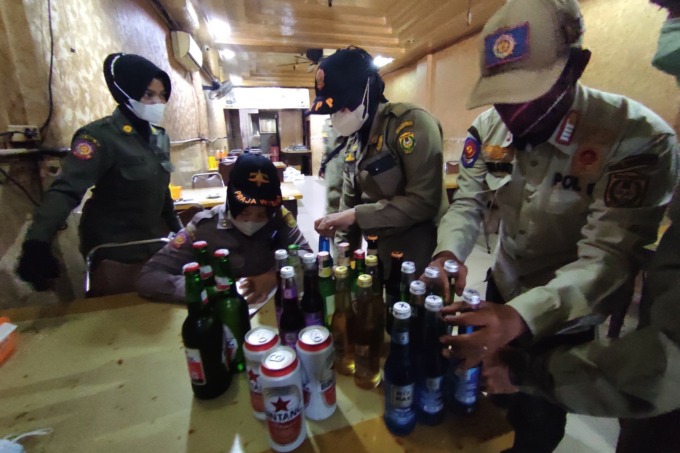 DISITA: Sejumlah minuman beralkohol (minol) atau minuman meras (miras) berbagai merk, disita dari berbagai kedai atau depot minuman yang dirazia jajaran Satpol PP Banjarmasin beberapa waktu lalu. | FOTO: WAHYU RAMADHAN/RADAR BANJARMASIN